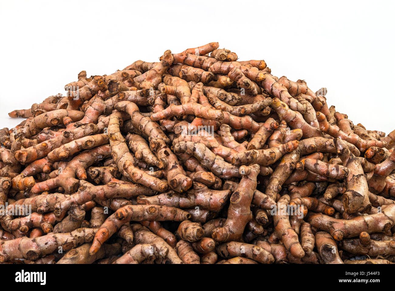 Les racines de curcuma frais afficher dans le marché de légumes frais Banque D'Images