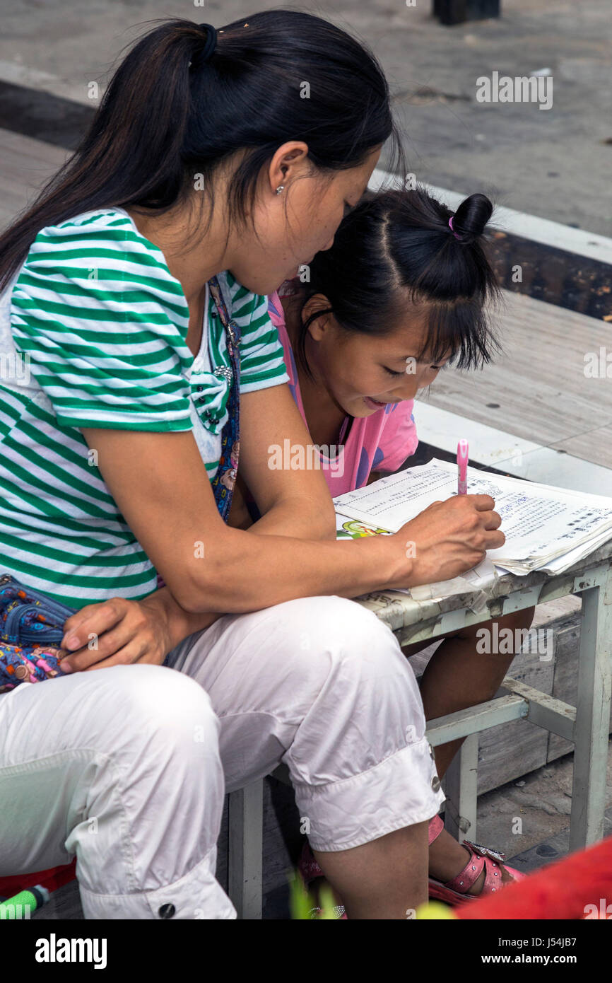 Mother helping daughter, Yinchuan, Ningxia, Chine Banque D'Images