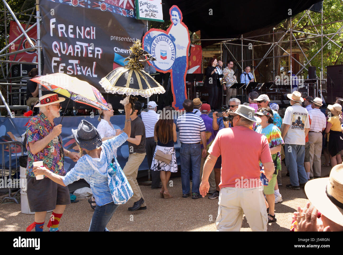 Deuxième-danse en ligne au French Quarter Festival à New Orleans, LA. USA Banque D'Images