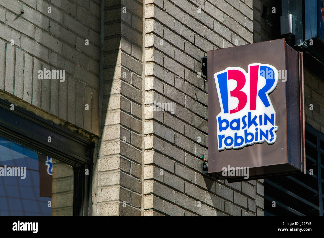 New York, mai 08, 2017 : Baskin Robbins garde est fixée à un mur extérieur à l'entrée de l'un de leurs magasins de détail dans Manhattan. Banque D'Images