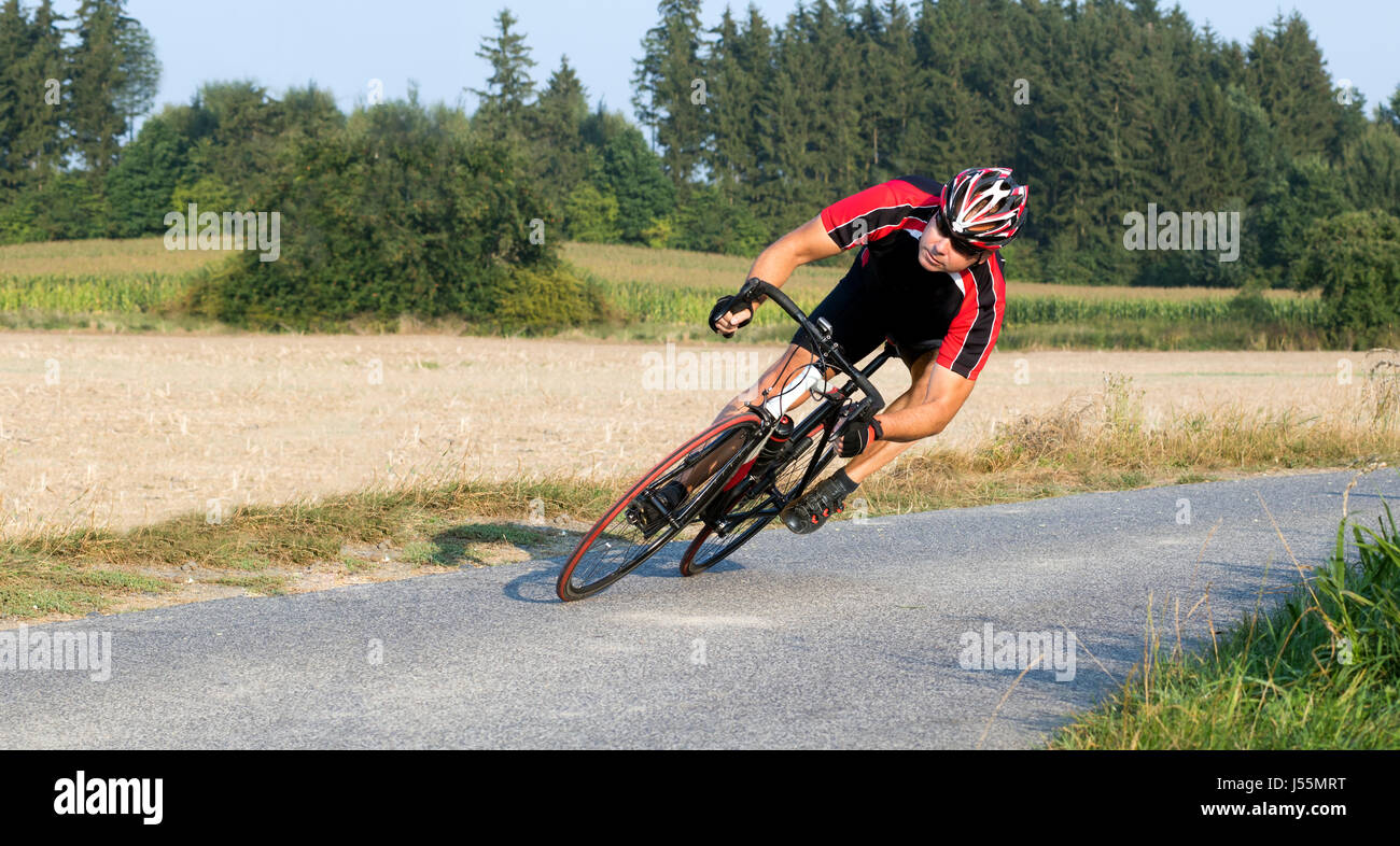 Le velo cycliste a l angle extreme. Biker dans un virage de la route. De vitesse sur un velo de route dans une pente dangereuse Photo Stock Alamy