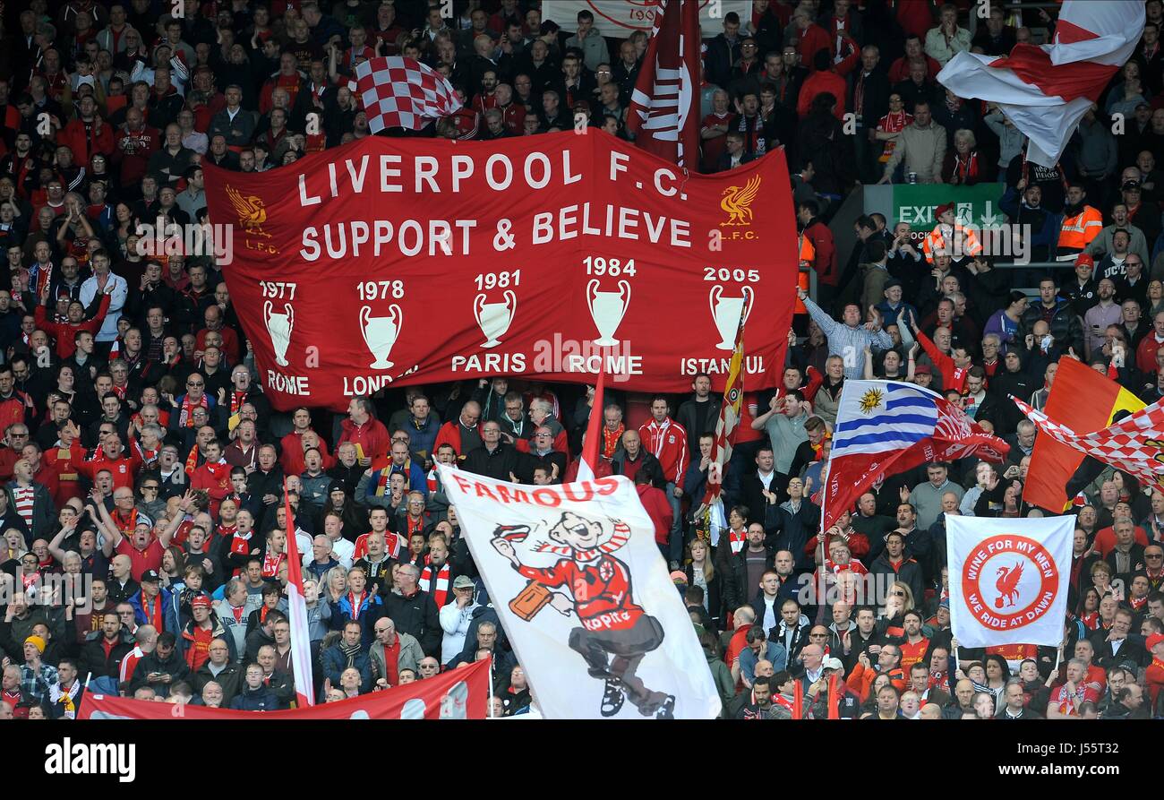 Drapeaux Geant Le Kop Liverpool Fc V Manchester City Fc Liverpool V Manchester City Anfield Liverpool Angleterre 13 Avril 14 Photo Stock Alamy
