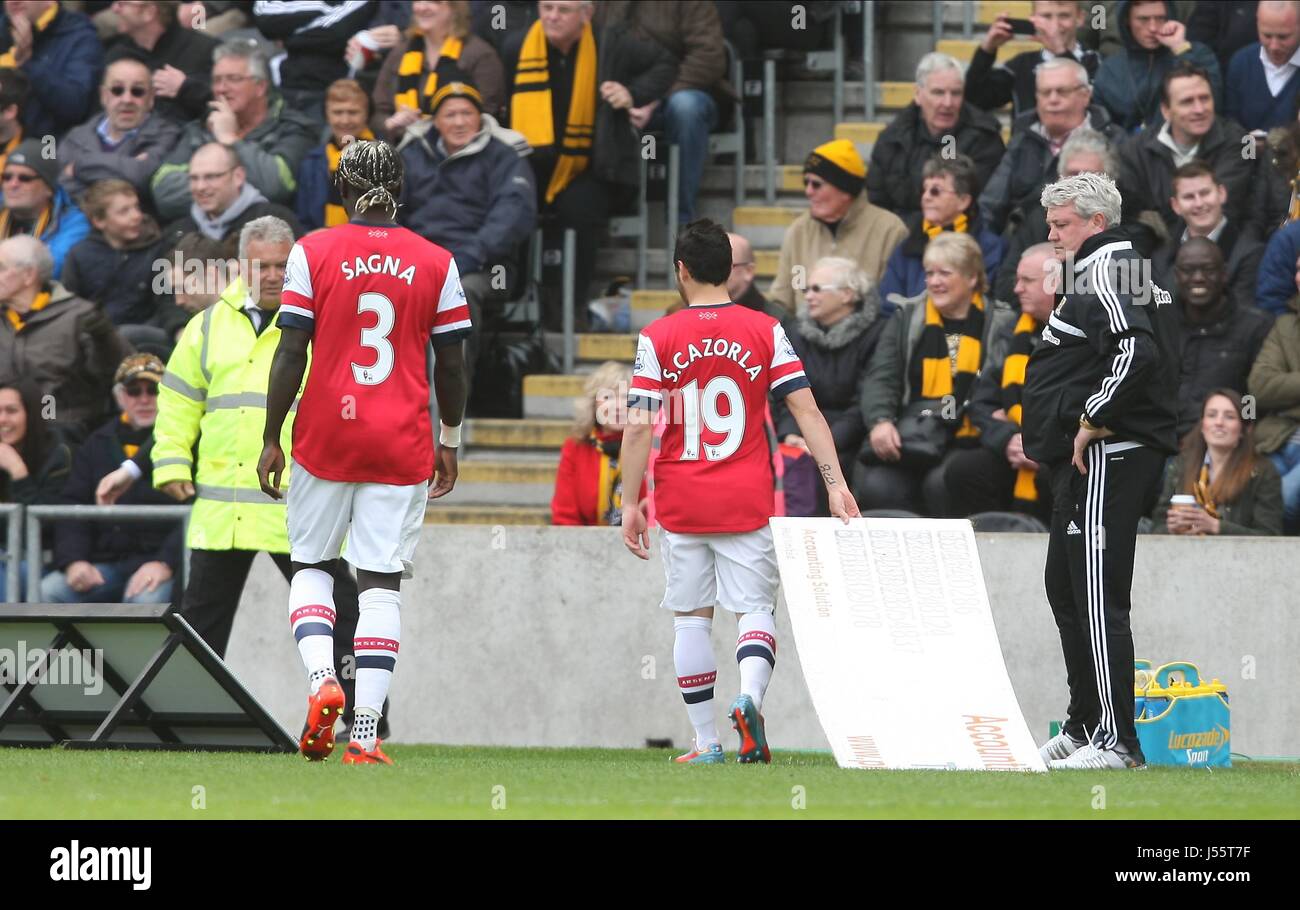 CAZORLA PICKS UP PUBLICITÉ VILLE DE COQUE V ARSENAL HULL CITY V ARSENAL KC Stadium HULL ANGLETERRE 20 Avril 2014 Banque D'Images