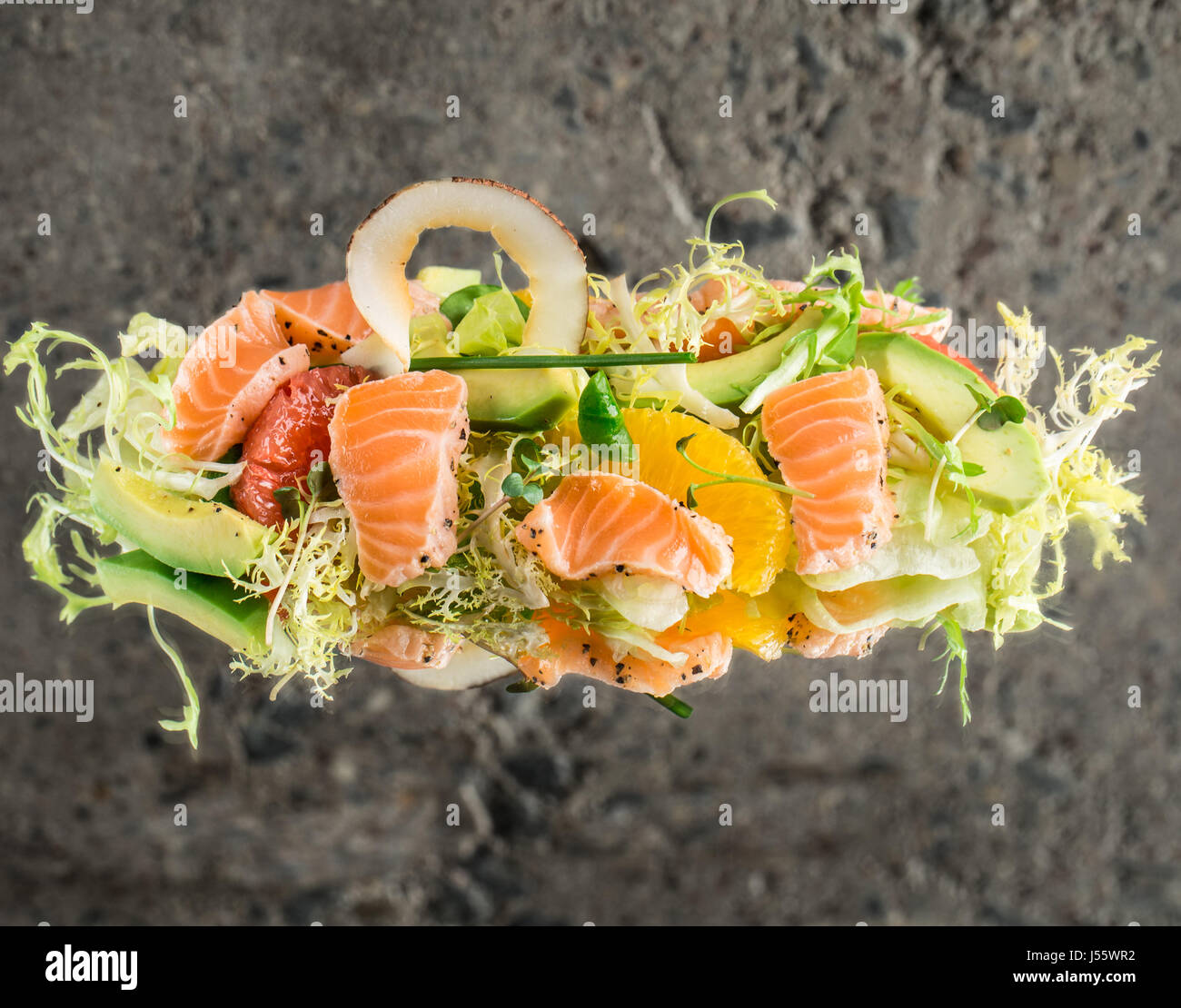Salade de saumon frais aux légumes Banque D'Images