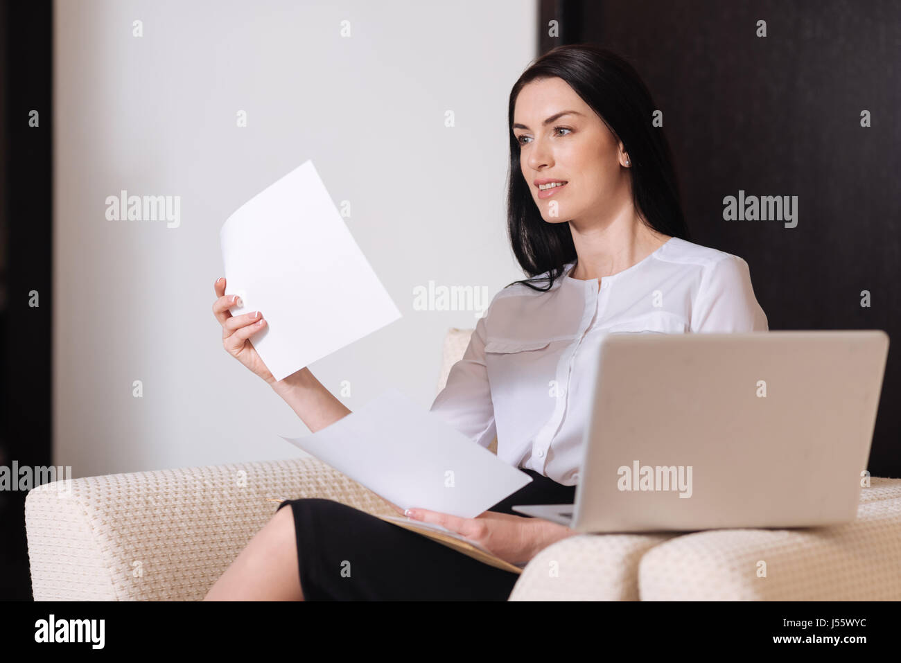 Travailleurs indépendants sérieux businesswoman looking at les documents Banque D'Images