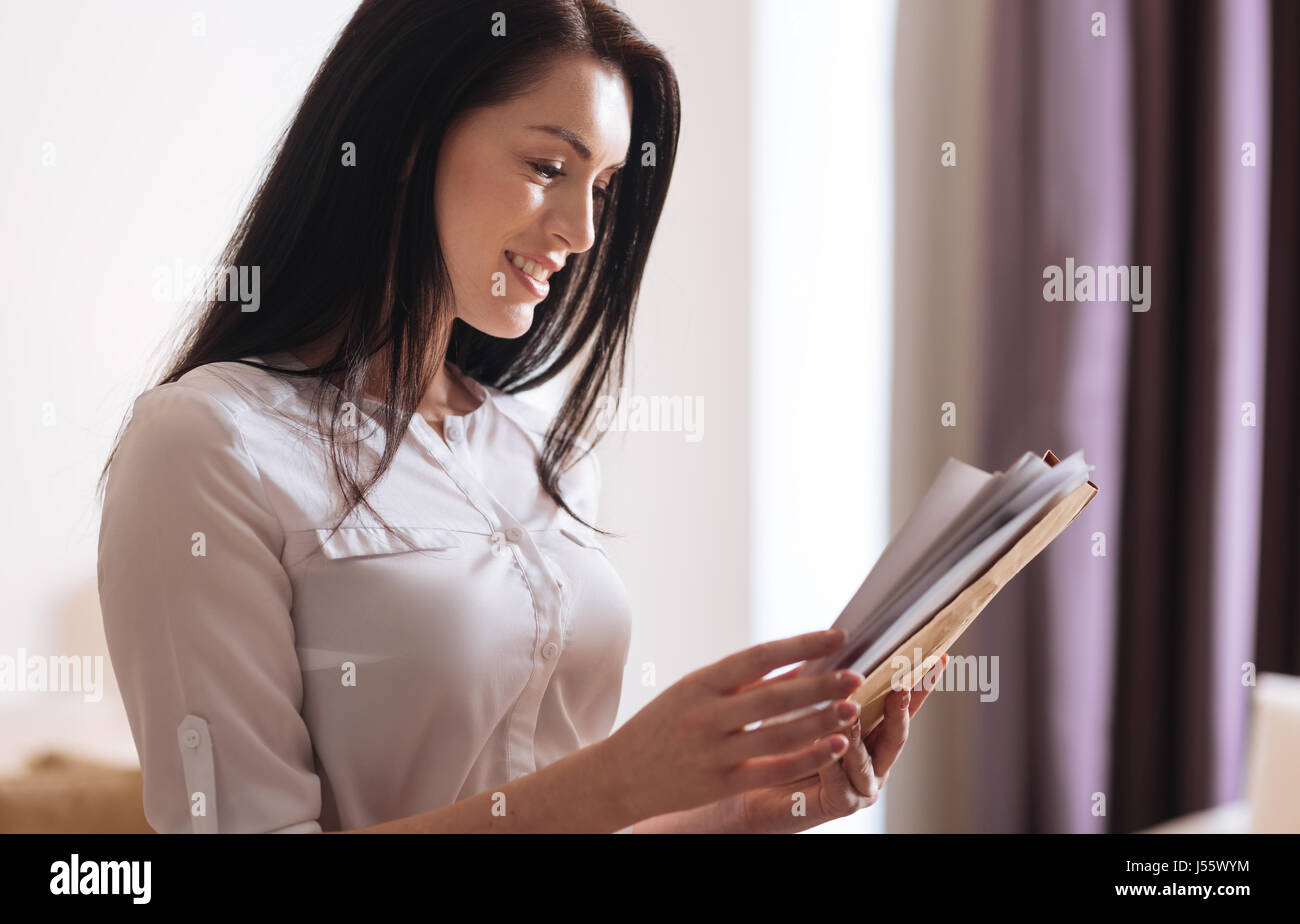Heureux heureux businesswoman looking at son mail Banque D'Images