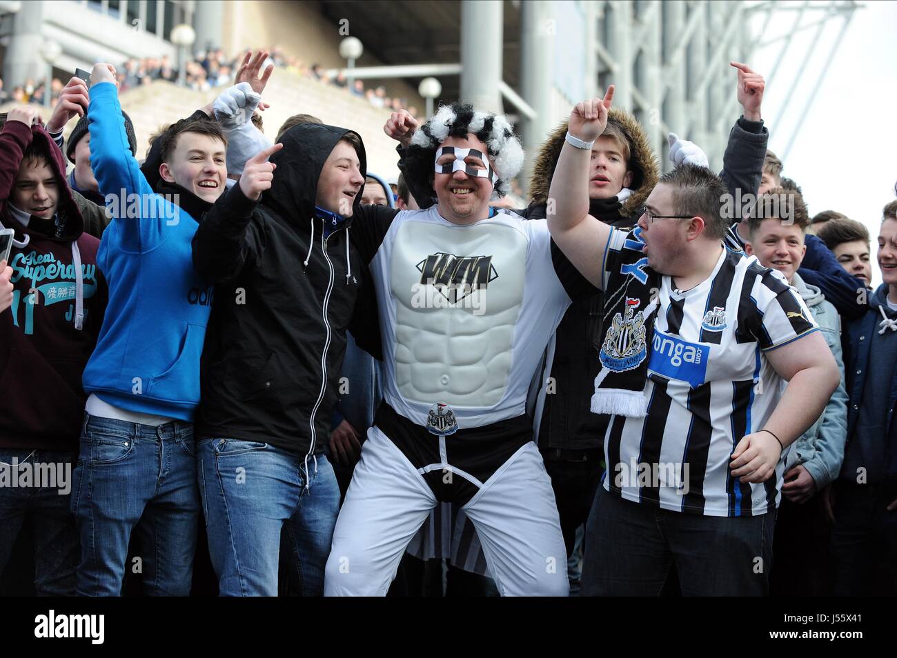 Ventilateur avec Newcastle Newcastle FC SUPER HERO V Sunderland FC ST JAMES PARK NEWCASTLE ANGLETERRE 01 Février 2014 Banque D'Images