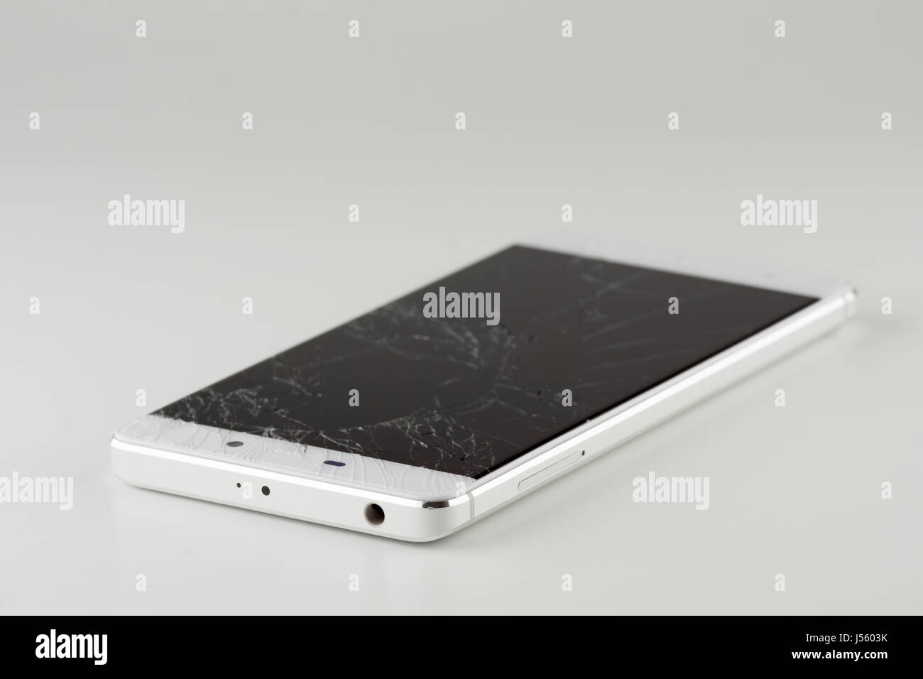 White téléphone mobile avec un écran cassé Banque D'Images