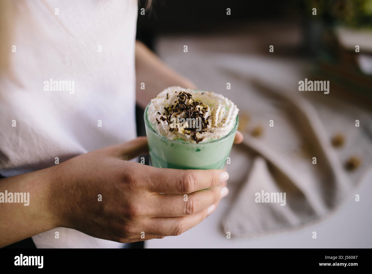 Fille est maintenant tasse de café avec de la crème de menthe verte et de décoration. Milk Shake, cocktail, frappuccino. Café Unicorn unicorn, l'alimentation. Close up, des fo Banque D'Images