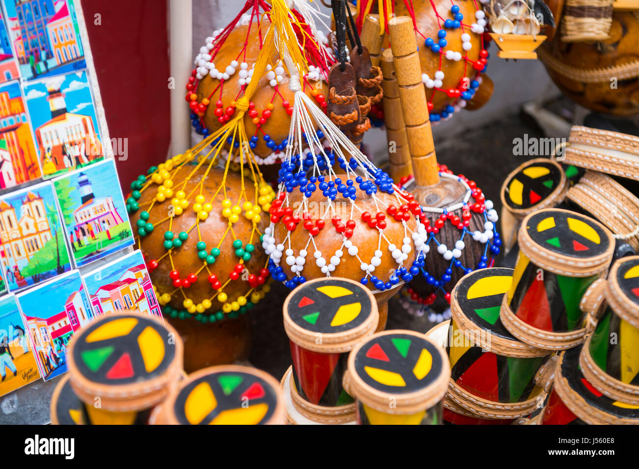 SALVADOR, BRÉSIL - 9 mars 2017 : une boutique de souvenirs vendant de l'artisanat local et des instruments de musique afro-brésilienne dans le quartier historique de Pelourinho. Banque D'Images
