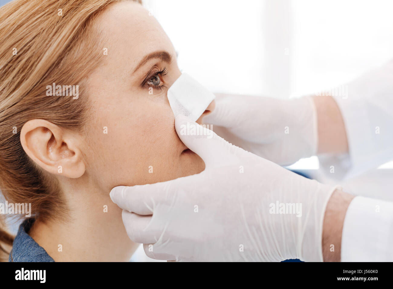 Close up of womans face avec un pansement médical Banque D'Images