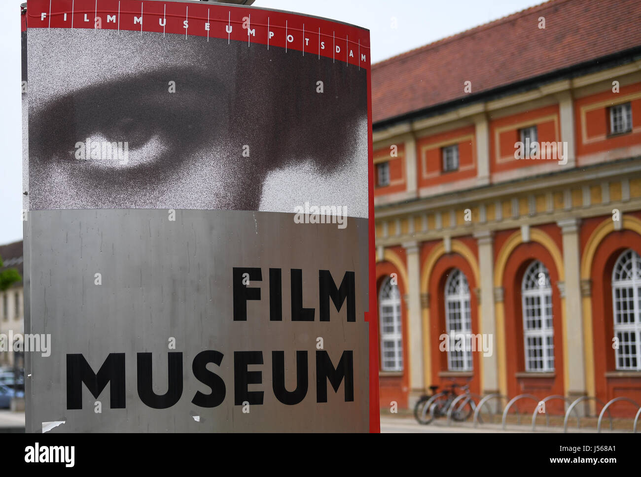 Potsdam, Allemagne. 16 mai, 2017. Le musée du film de Potsdam, Allemagne, 16 mai 2017. Hans Alber (1891 - 1960) l'origine de l'étoile de l'UFA (Universum Film AG) de l'industrie cinématographique dans les années 1930, est sujet d'une exposition dans le foyer du musée du film de Potsdam avec le nom "Hans Albers - Mannbild das der Ufa' (lit. "Hans Albers - l'homme-il d'UFA'). Photo : Ralf Hirschberger/dpa-Zentralbild/dpa/Alamy Live News Banque D'Images