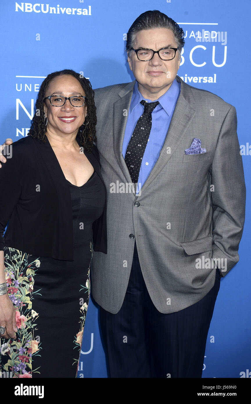 La ville de New York. 15 mai, 2017. S. Epatha Merkerson et Oliver Platt assister à l'avance 2017 NBCUniversal au Radio City Music Hall le 15 mai 2017 dans la ville de New York. | Verwendung weltweit Credit : dpa/Alamy Live News Banque D'Images