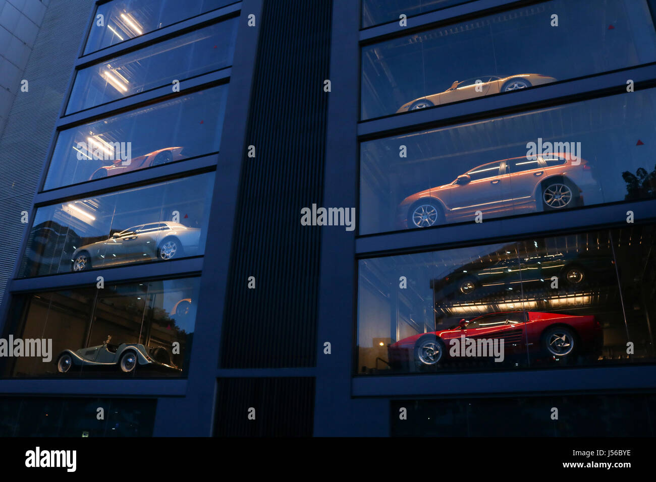 Singapour. 17 mai 2017. Une tour de 15 étages présenté comme le plus grand  distributeur de voitures de luxe, rempli de voitures haut de gamme de luxe  de voiture vendeur Autobahn Motors