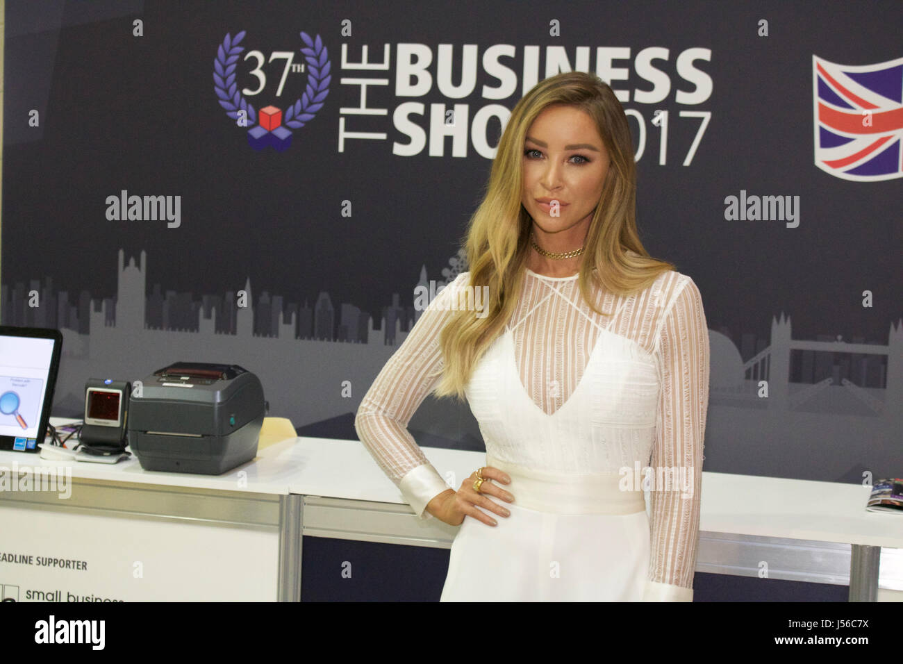 Londres, Royaume-Uni. 17 mai, 2017. Lauren Pope arrivant à l'entreprise montrent 2017 Centre d'exposition Excel à Londres où elle apparaît comme un orateur principal. Vêtu d'un pyjama blanc avec détails et split évasé. Ainsi que d'une télévision et d'un modèle star DJ Lauren est un entrepreneur qui dirige sa propre entreprise de prolongation de cheveux. Credit : Ayeesha Walsh/Alamy Live News Banque D'Images