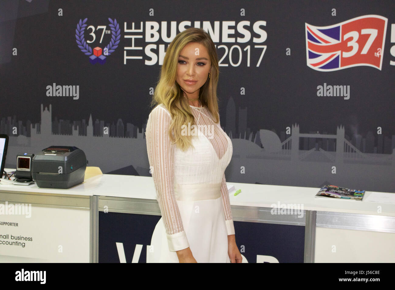 Londres, Royaume-Uni. 17 mai, 2017. Lauren Pope arrivant à l'entreprise montrent 2017 Centre d'exposition Excel à Londres où elle apparaît comme un orateur principal. Vêtu d'un pyjama blanc avec détails et split évasé. Ainsi que d'une télévision et d'un modèle star DJ Lauren est un entrepreneur qui dirige sa propre entreprise de prolongation de cheveux. Credit : Ayeesha Walsh/Alamy Live News Banque D'Images