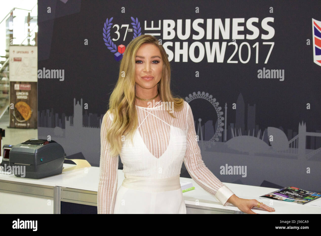 Londres, Royaume-Uni. 17 mai, 2017. Lauren Pope arrivant à l'entreprise montrent 2017 Centre d'exposition Excel à Londres où elle apparaît comme un orateur principal. Vêtu d'un pyjama blanc avec détails et split évasé. Ainsi que d'une télévision et d'un modèle star DJ Lauren est un entrepreneur qui dirige sa propre entreprise de prolongation de cheveux. Credit : Ayeesha Walsh/Alamy Live News Banque D'Images