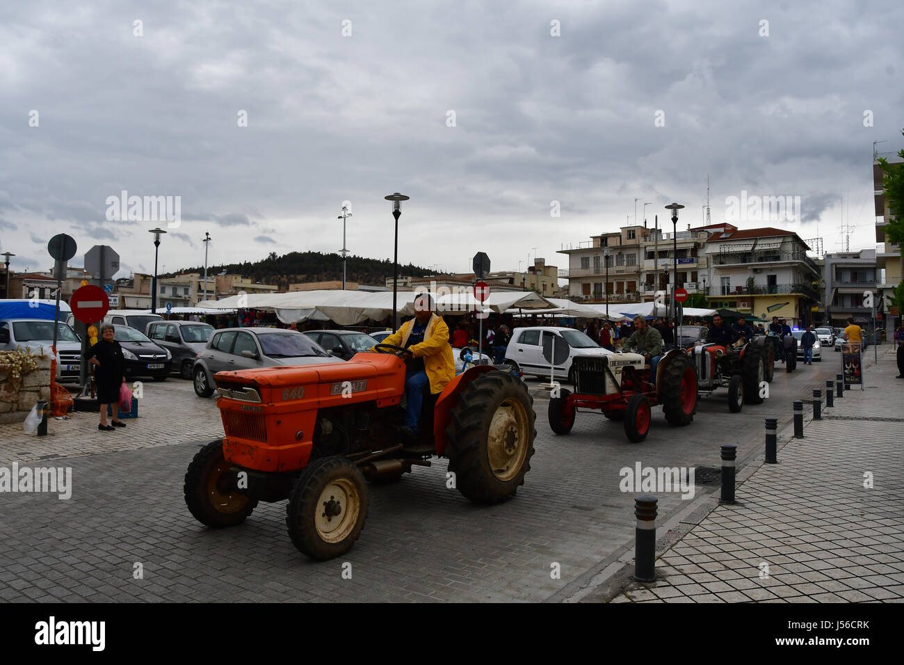 La Grèce, l'Argolide, 17 mai 2017. Dans le cadre de la grève panhellénique dans la ville d'Argos, les agriculteurs et les citoyens ont protesté contre les nouvelles mesures et le vote sur le nouveau protocole sous forte pluie. Credit : VANGELIS/BOUGIOTIS Alamy Live News Banque D'Images