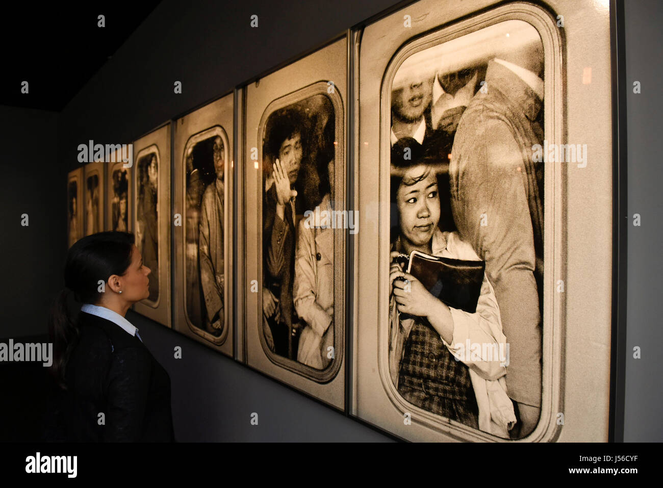 Londres, Royaume-Uni. 17 mai 2017. Un visiteur consulte 'Shinjuku Station, Tokyo, Japan', 1962, par Hiro. Aperçu de Londres Photo 2017 à Somerset House. Maintenant à sa troisième édition, l'événement met en valeur le meilleur de la photographie contemporaine de 89 galeries de 16 pays différents pour les collectionneurs et amateurs. Le spectacle s'ouvre 18 au 21 mai 2017. Crédit : Stephen Chung / Alamy Live News Banque D'Images