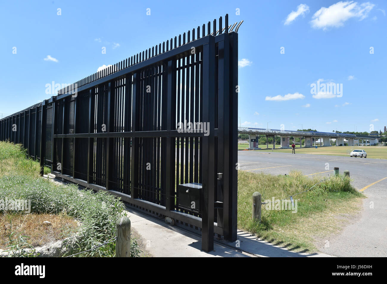 La frontière clôture érigée par le président George Bush a une grille ouverte à Eagle Pass, Texas avec accès à un parcours de golf et terrains de sport pour les jeunes. Dans l'arrière-plan est le pont international et Piedras Negras, Mexique. Apr 20, 2017. Crédit : Robin Jerstad/ZUMA/Alamy Fil Live News Banque D'Images