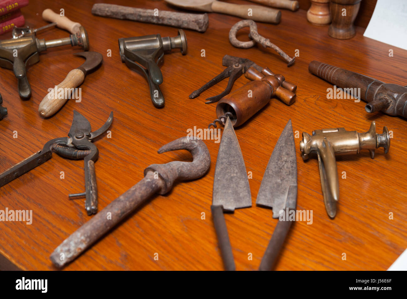Une exposition de vieux outils à main utilisés pour l'industrie vinicole  Photo Stock - Alamy