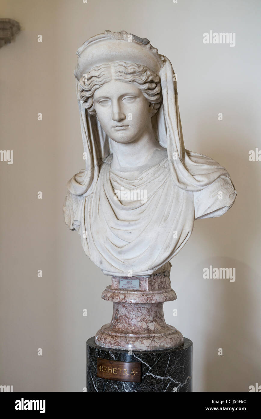 Rome. L'Italie. Buste de Déméter, déesse grecque de la chasse, portant un diadème et voile. Roman, 1ère moitié du 2ème siècle de notre ère. Banque D'Images Rome. L'Italie. Buste de Déméter, déesse grecque de la chasse, portant un diadème et voile. Roman, 1ère moitié du 2ème siècle de notre ère. Banque D'Images