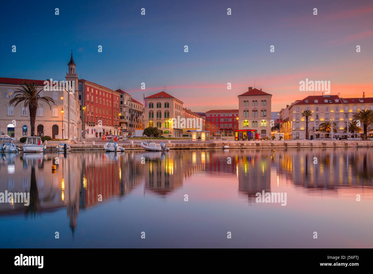 Split. Belle romantique vieille ville de Split au cours de beau lever de soleil. La Croatie, l'Europe. Banque D'Images