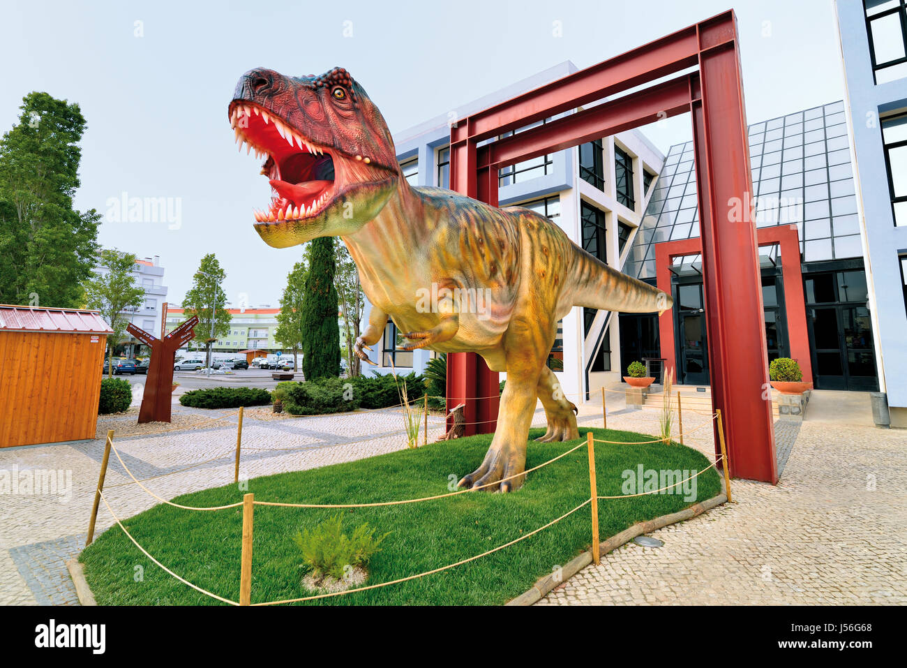 Modèle d'un Tyrannosaurus rex en face de l'hôtel de ville de la capitale portugaise dinosaures Lourinhã Banque D'Images