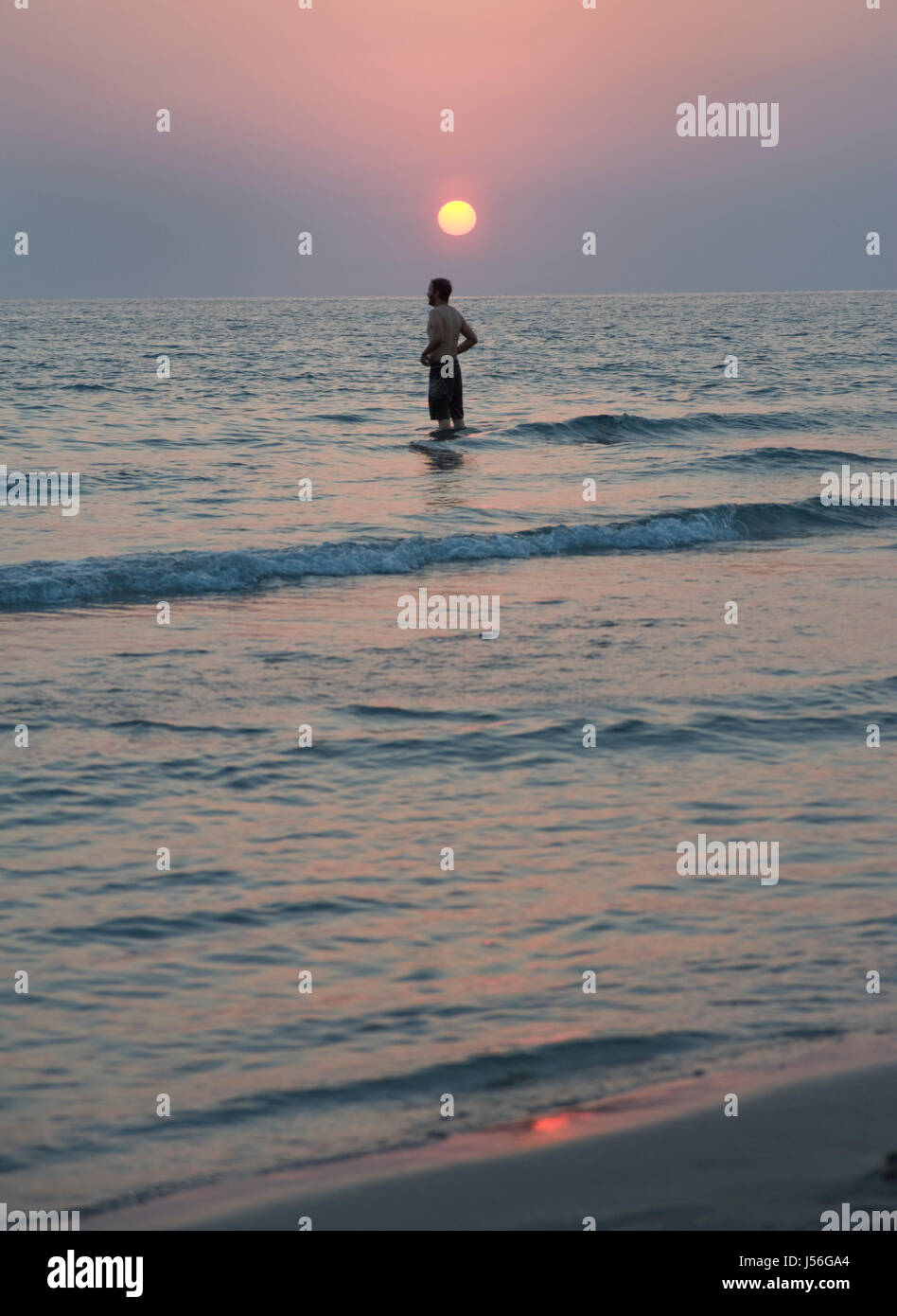 Homme solitaire se dresse dans la mer à Patara, le sud de la Turquie. Banque D'Images