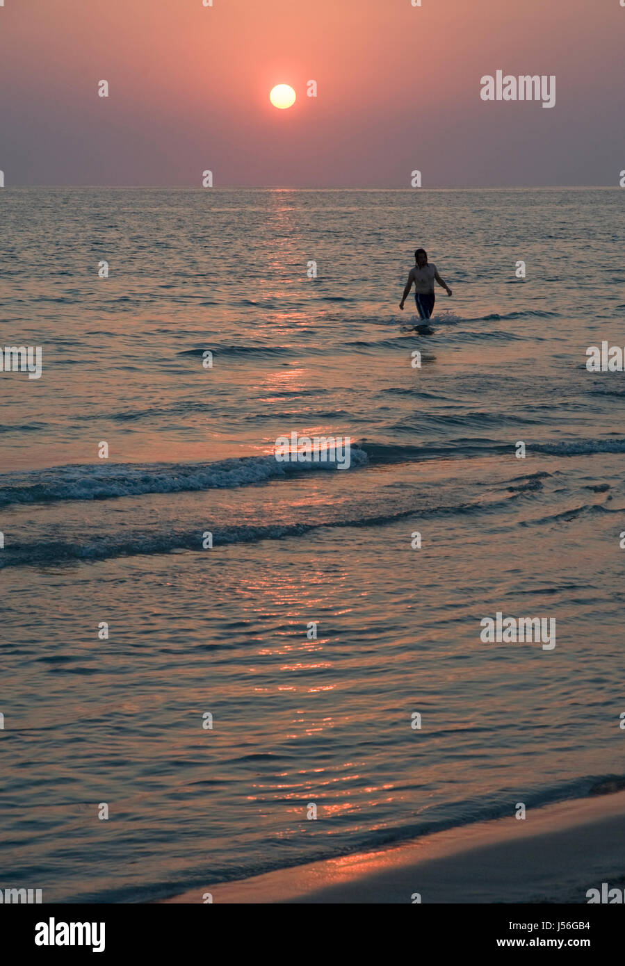 Figure solitaire au coucher du soleil, la plage de Patara, Turquie. Banque D'Images
