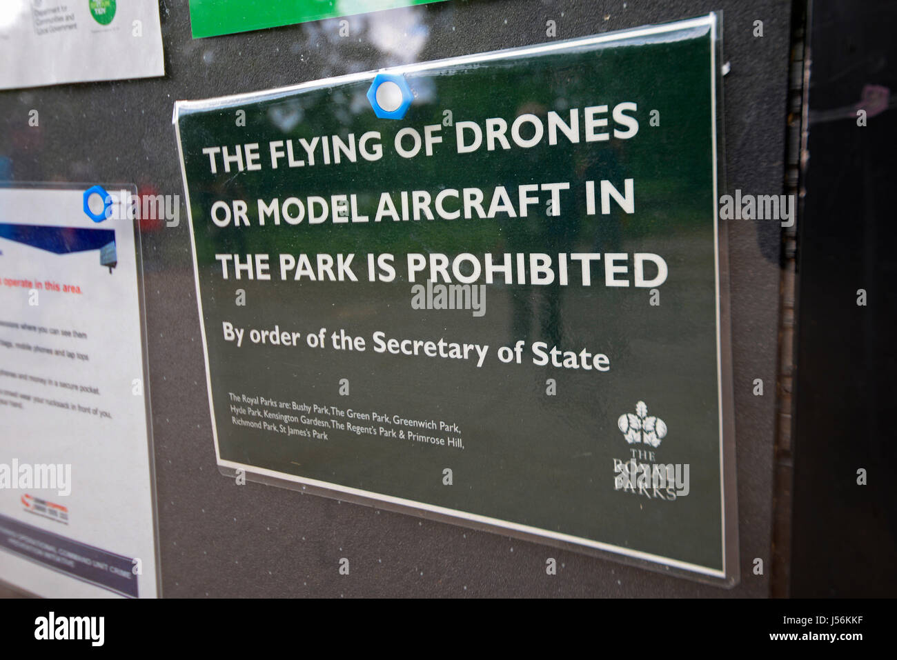 Inscrivez-vous dans le parc Royal de St James's Park avertissement contre le battant des drones et avions de modèle par ordre du secrétaire d'État. London, UK Banque D'Images