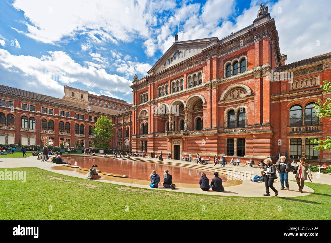 Le John Madejski Garden à l'intérieur de quadrangle, Victoria and Albert Museum, Londres. Banque D'Images
