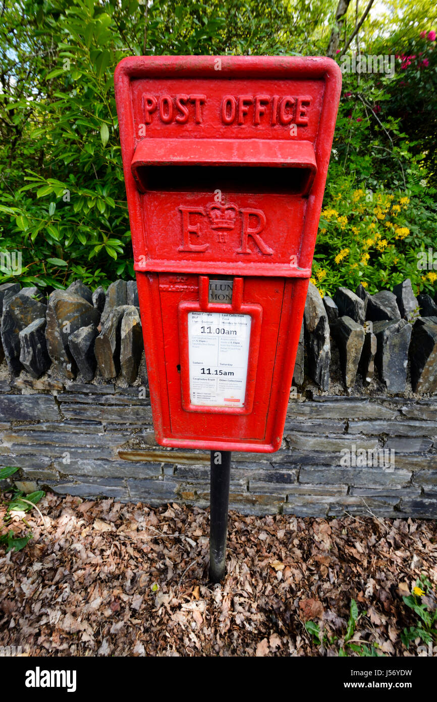 Rouge traditionnel British Post Office Box pour la collecte des lettres pour la prestation. Banque D'Images