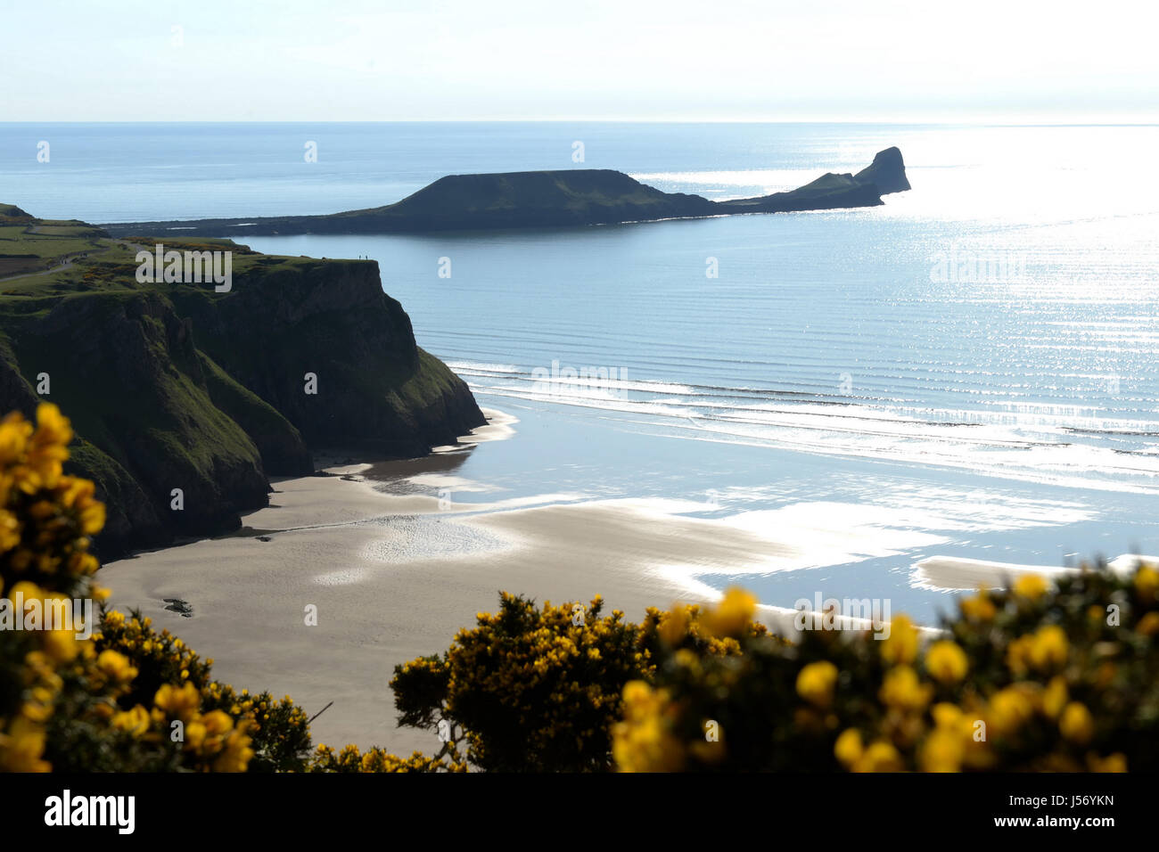 Silhouetté par la mer, vers head serpente au-delà de la falaise et le sable humide de la baie à Rhosill , Gower, 2017 l'été au Pays de Galles Banque D'Images