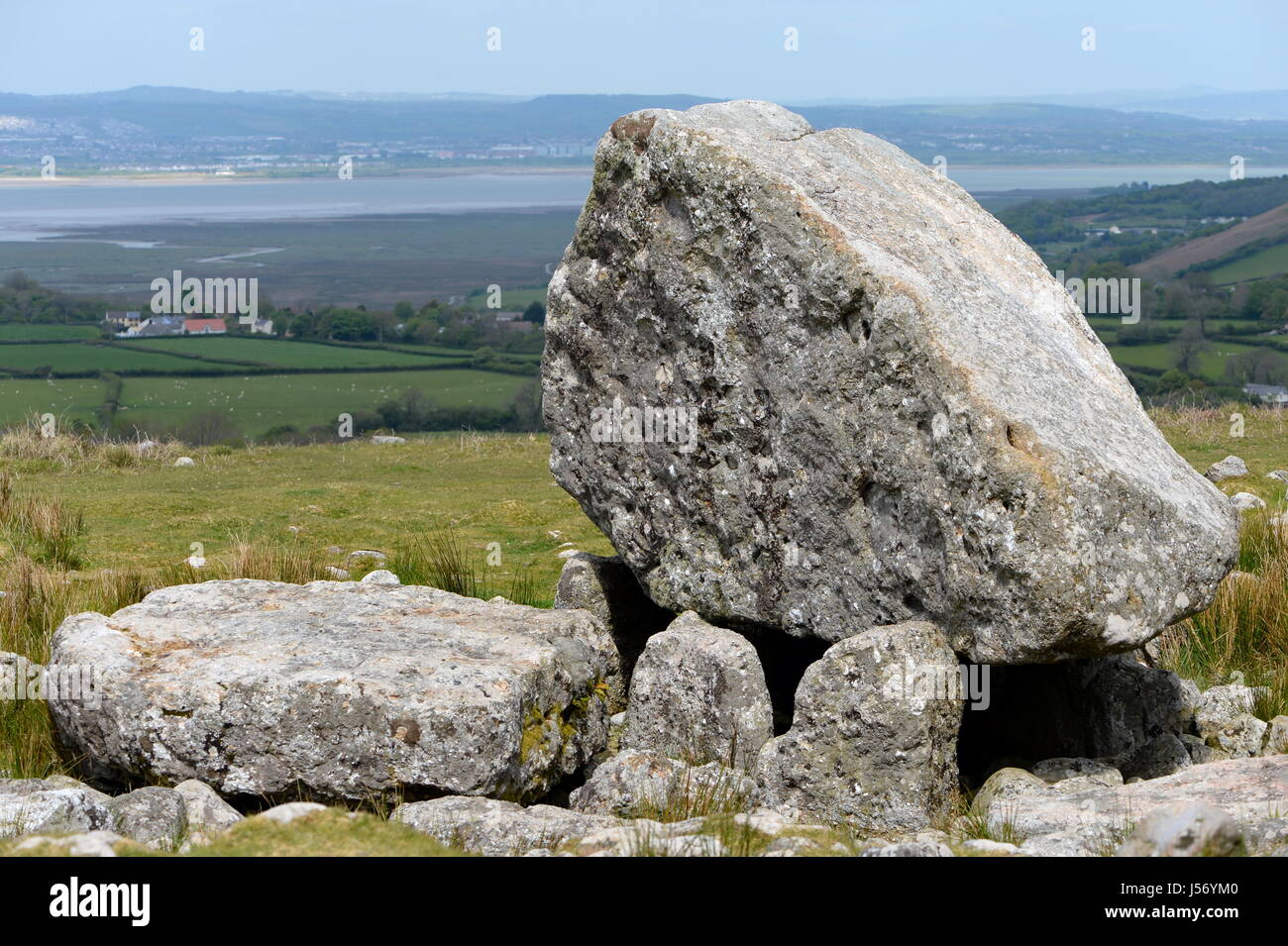 Voir plus de North Gower de Arthur's Stone sur le haut de Cefyn Bryn, Gower, au Pays de Galles Banque D'Images