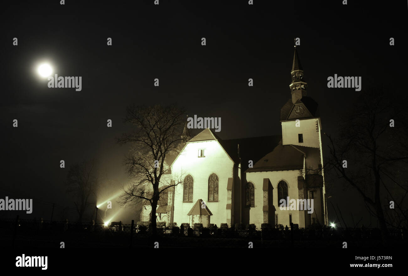 L'église de la tour de nuit nuit lune sombre clocher cimetière nachtaufnahmen Banque D'Images