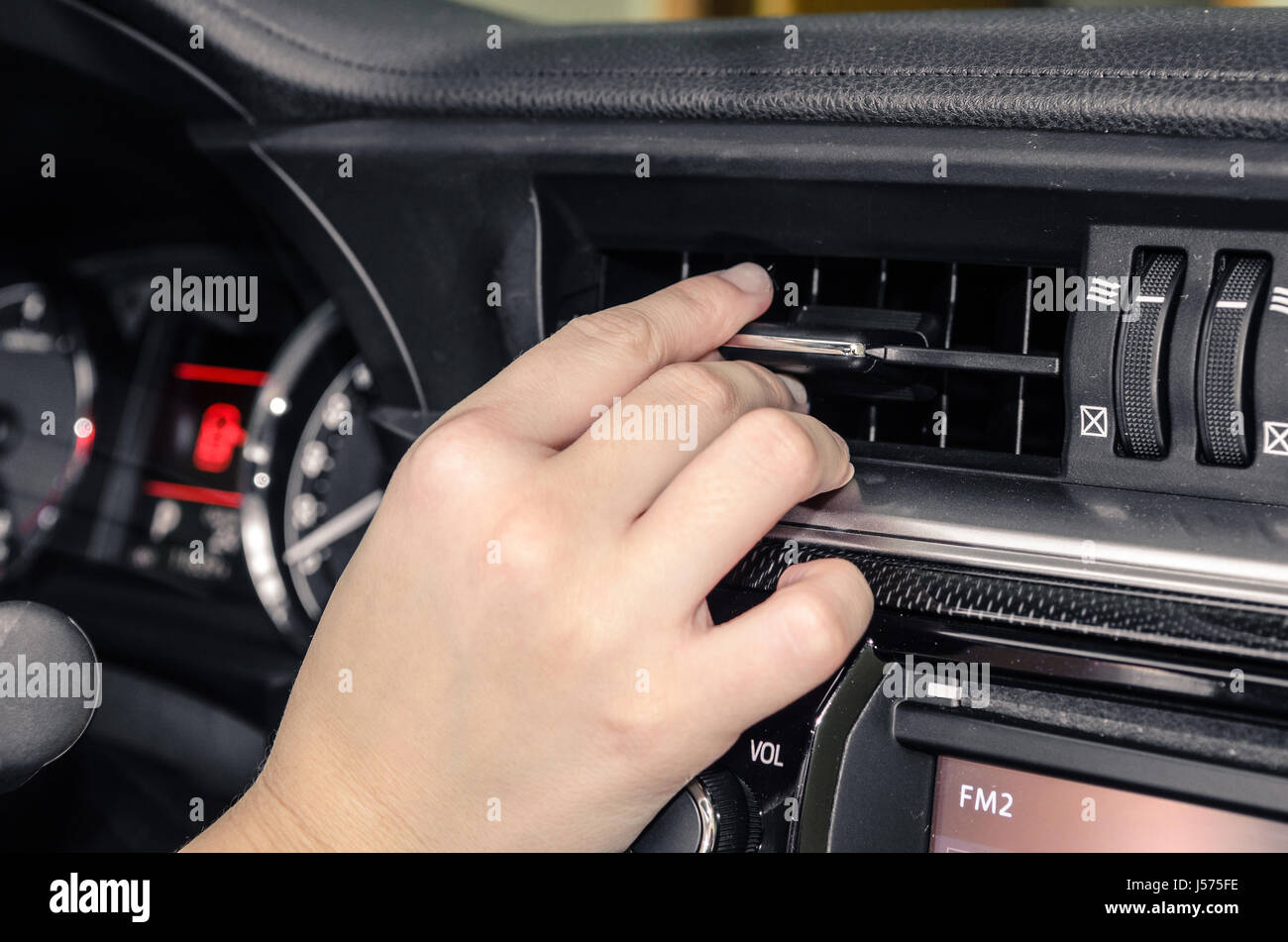 Réglage de la main de la bouche d'air le climatiseur d'une voiture Photo  Stock - Alamy