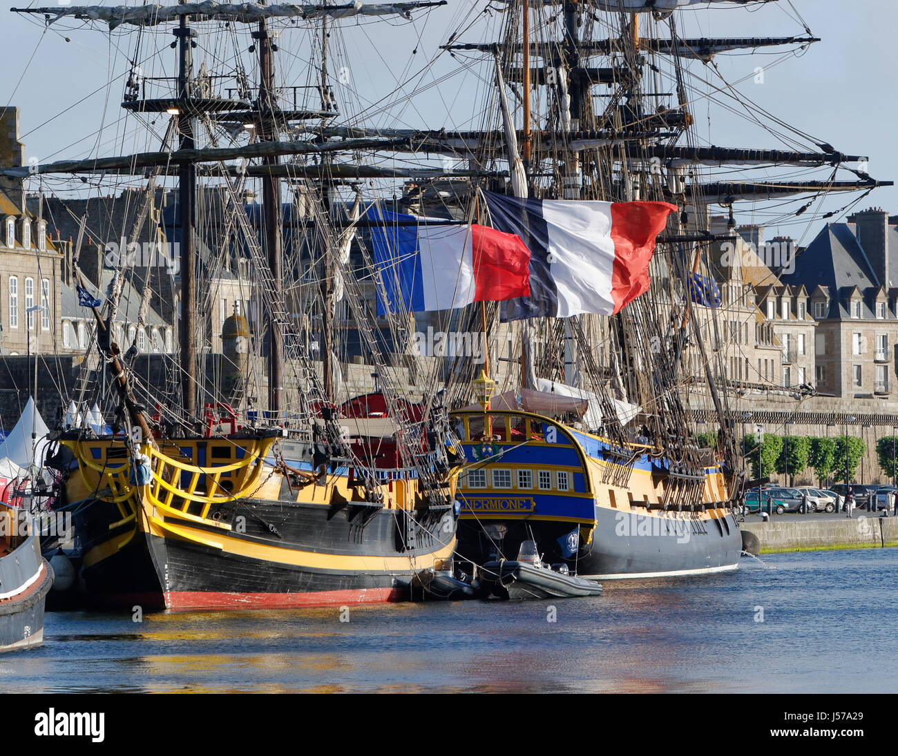 l-hermione-fr-gate-et-l-etoile-du-roy-trois-m-ts-carr-fr-gate