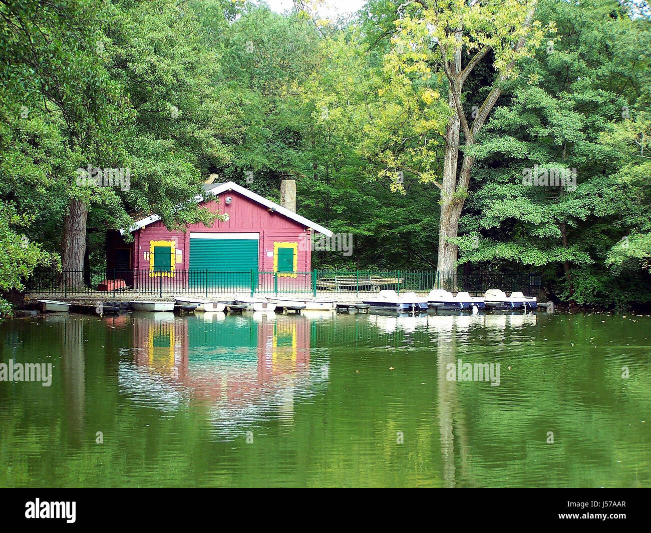 Bois du parc aquatique en miroir en difficulté bateaux sport bateau à voile voilier aviron Banque D'Images