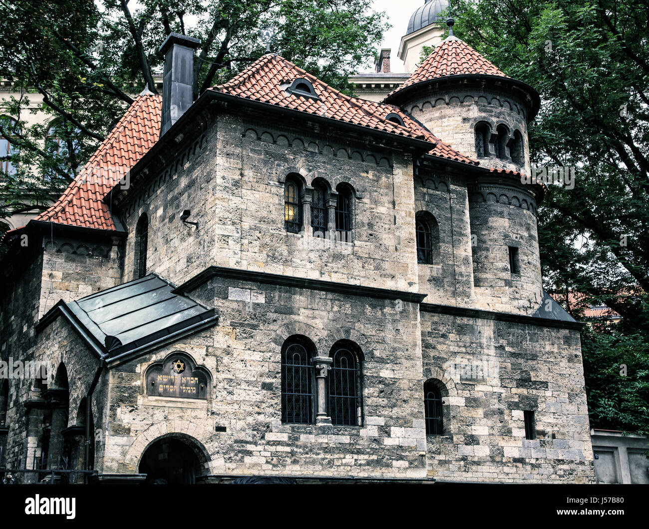 Salle de cérémonie juive à Prague, près de la synagogue Klausen, République tchèque. L'architecture religieuse. Filtre photo sombre. Banque D'Images