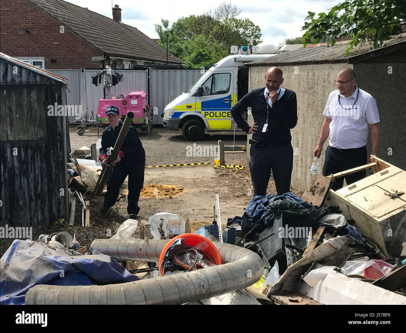 Police à la scène entre Goddard Road et Crammavill Stifford Clays, Rue de Thurrock, où ils sont à la recherche des garages pour le corps de lycéenne Danielle Jones qui ont disparu en 2001. Banque D'Images