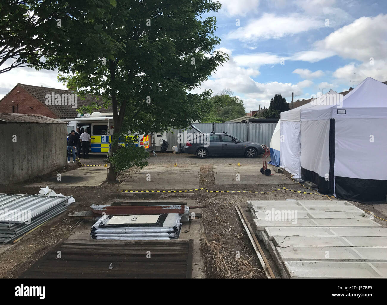 Police à la scène entre Goddard Road et Crammavill Stifford Clays, Rue de Thurrock, où ils sont à la recherche des garages pour le corps de lycéenne Danielle Jones qui ont disparu en 2001. Banque D'Images