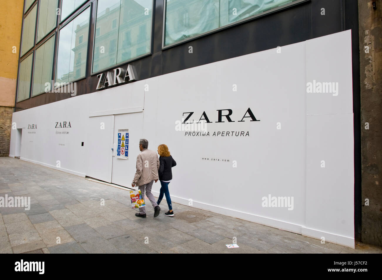 Boutique ZARA d'être remontées à Barcelone Espagne ES EU Photo Stock - Alamy
