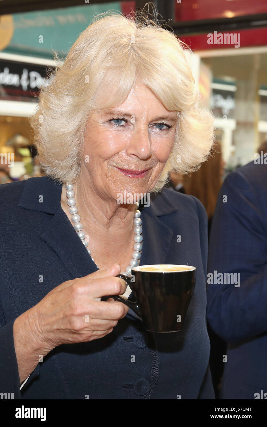 La duchesse de Cornouailles visite le marché couvert historique d'échantillon produisent et rencontrez des entreprises indépendantes à Market Street à Oxford. Banque D'Images