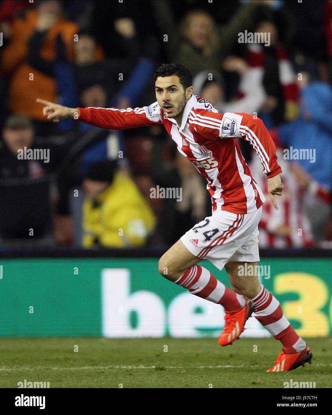 OUSSAMA ASSAIDI CÉLÈBRE STOKE CITY V CHELSEA Au Britannia Stadium de Stoke-on-Trent, Angleterre 07 Décembre 2013 Banque D'Images