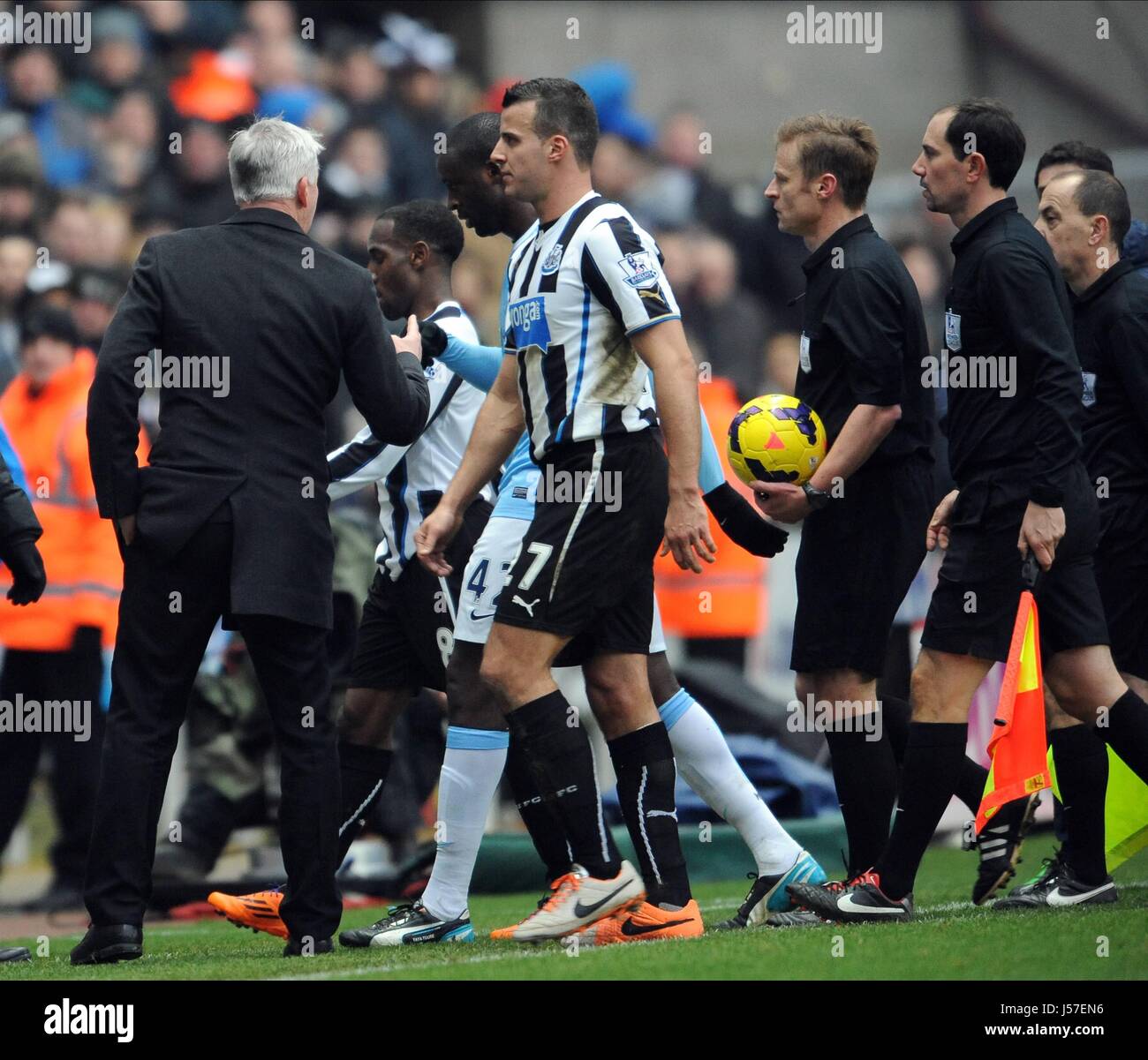 ALAN PARDEW & MIKE JONES NEWCASTLE FC V MANCHESTER CITY ST JAMES PARK NEWCASTLE ANGLETERRE 12 Janvier 2014 Banque D'Images