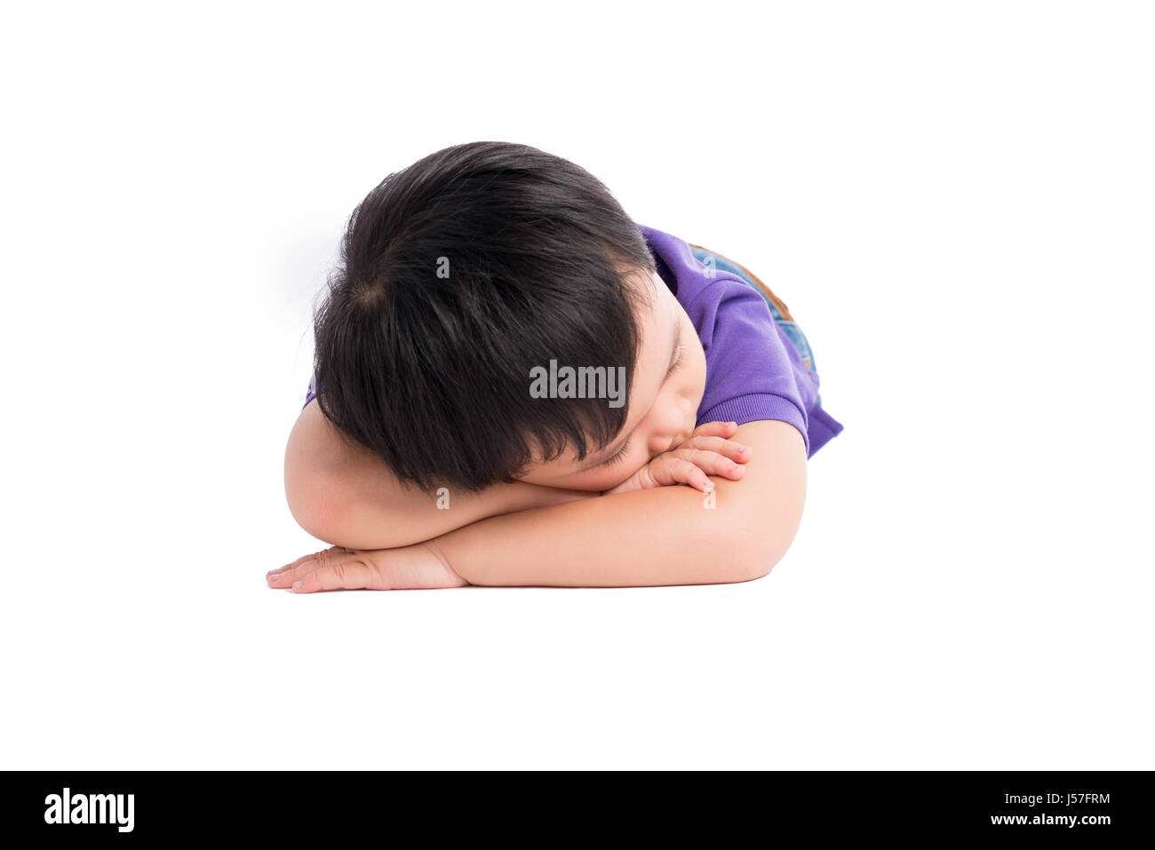 Fatigué kid garçon couché sur le sol avec sa face vers le bas Banque D'Images