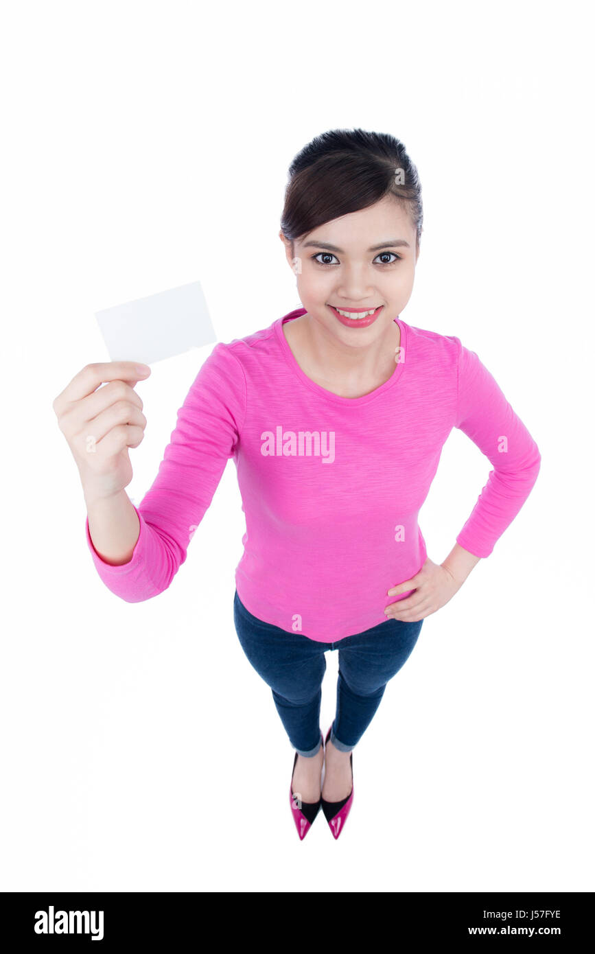 Amusement et rire belle personne de sexe féminin avec blank business carte en main. High angle view Banque D'Images