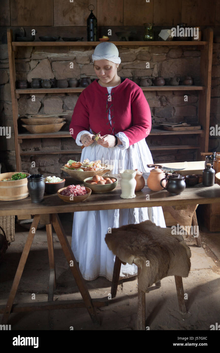 La cuisson par un groupe de reconstitution médiévale reconstruite, maison, Nienover, Bodenfelde, Basse-Saxe, Allemagne Banque D'Images