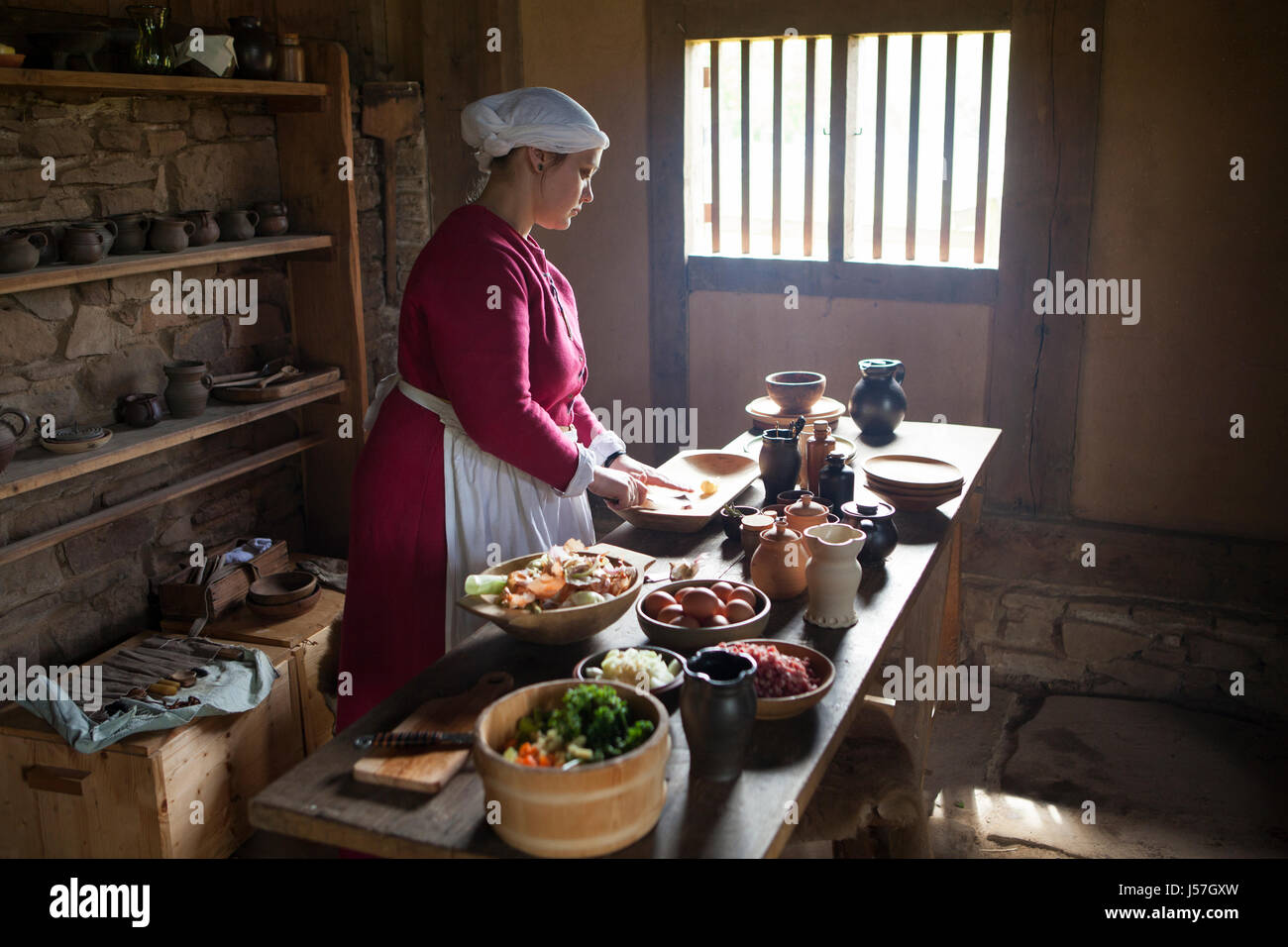 La cuisson par un groupe de reconstitution médiévale reconstruite, maison, Nienover, Bodenfelde, Basse-Saxe, Allemagne Banque D'Images